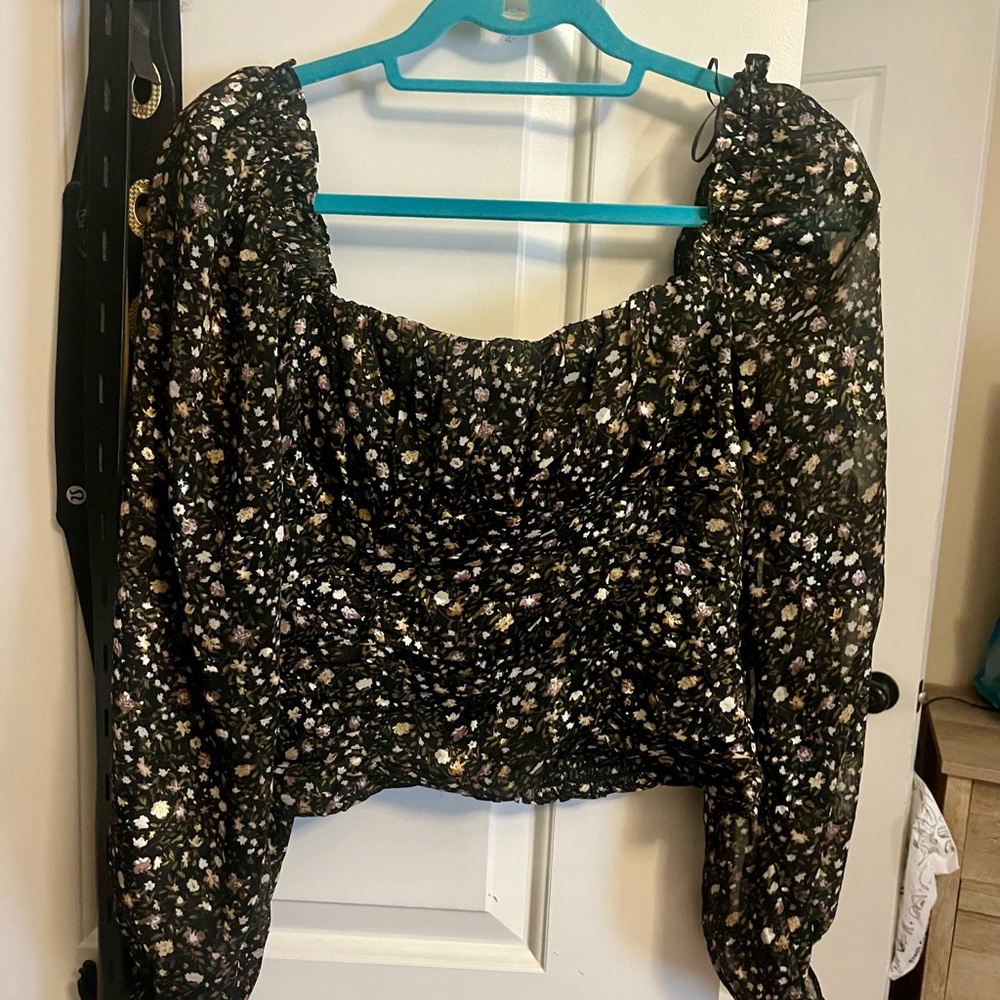 Astr Black Floral Puff-Sleeve Cropped Top